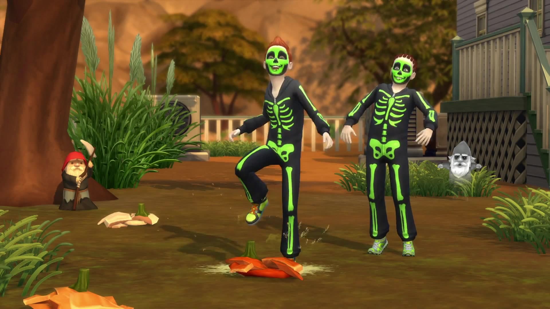 The Sims : deux Sims en costumes de squelette dansent dans un jardin décoré pour Halloween avec des nains de jardin.