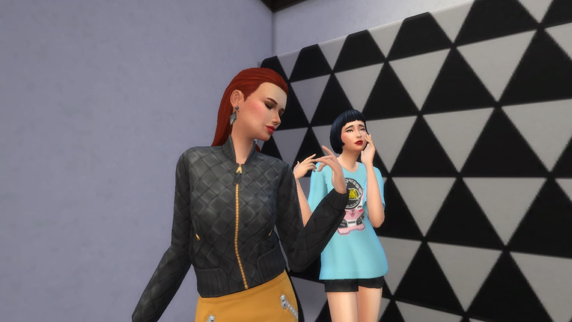 The Sims: dwa Simy w stylowych strojach pozują przed geometryczną ścianą z czarnymi trójkątami.